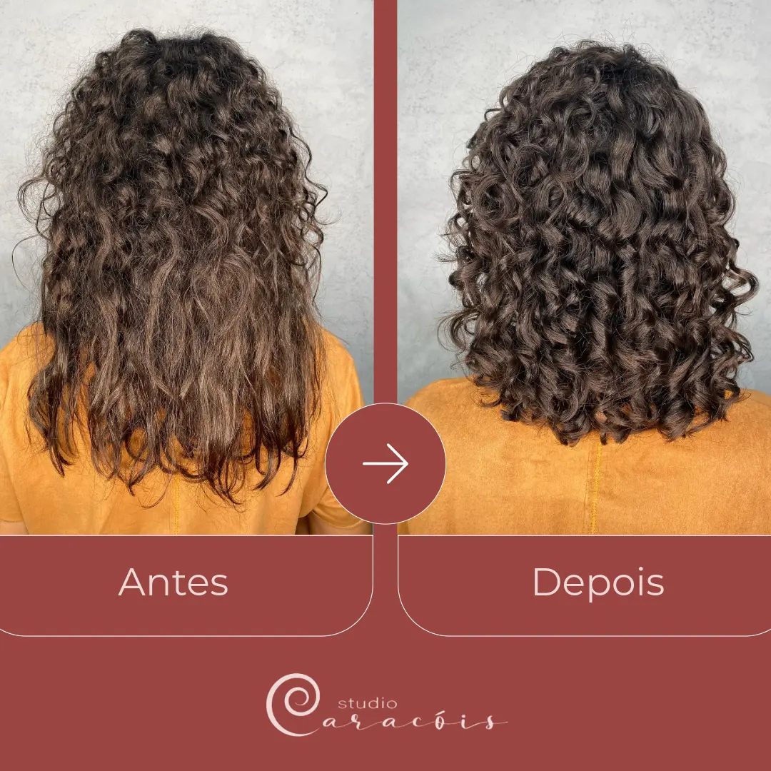 Cliente em transição capilar sendo atendida no Studio Caracóis